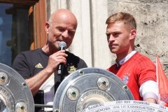 Stephan Lehmann und Joshua Kimmich (re.), Meisterfeier FC Bayern am  Rathausbalkon in München 2022