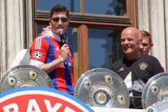 Robert Lewandowski und Stephan Lehmann (re.), Meisterfeier FC Bayern am  Rathausbalkon in München 2022