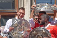 Niklas Süle /li.), Meisterfeier FC Bayern am  Rathausbalkon in München 2022