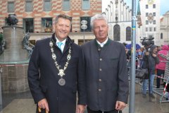 Andreas Gassner und Dieter Reiter (re,), Metzgersprung am Fischbrunnen in München 2022