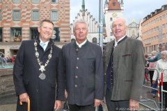 Andreas Gassner, Dieter Reiter, Franz Xaver Peteranderl (von li. nach re.), Metzgersprung am Fischbrunnen in München 2022