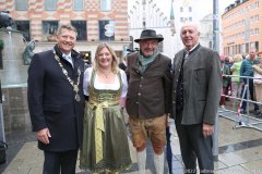 Andreas Gassner, Anja Berger, Klaus Peter Rupp, Franz Xaver Peteranderl (von li. nach re.), Metzgersprung am Fischbrunnen in München 2022