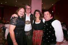 Dr. Karl Ibscher, (2. von li.) Petra Bachhuber,(2. von re.), Christian Bachhuber (re.), Oide Wiesn bürgerball im Deutschen Theater in München 2020