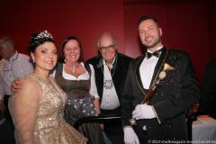 Nina I., Christl Quaas, Richard Quaas, Christopher I. (von li. nach re.), Das Prinzenpaar der Schausteller und Marktkaufleute Christopher I. und Nina I. am Oidn Wiesnball im Deutschen Theater in München 2023