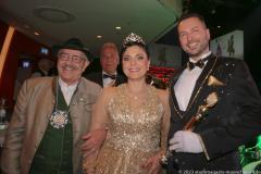 Otto Seidl, Nina I. und Christopher I. (von li. nach re.), Das Prinzenpaar der Schausteller und Marktkaufleute Christopher I. und Nina I. am Oidn Wiesnball im Deutschen Theater in München 2023