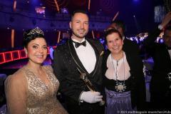 Das Prinzenpaar der Schausteller und Marktkaufleute Christopher I. und Nina I. am Oidn Wiesnball im Deutschen Theater in München 2023