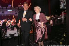 Günter Bretz und Katrin Habenschaden, Das Prinzenpaar der Schausteller und Marktkaufleute Christopher I. und Nina I. am Oidn Wiesnball im Deutschen Theater in München 2023