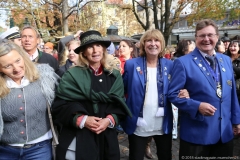 Uschi Homann (2. von re.), Erich Reithmeier (re.), Proklamation Narrhalle Prinzenpaar 2019 am Viktualienmarkt in München 2018