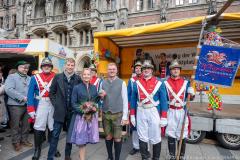 Muenchen,  am Marienplatz, das neue Prinzenpaar der Wuermesia Daniela II. und Miro der I. mit dem Buergermeister Dominik Krause und der Stadtwache