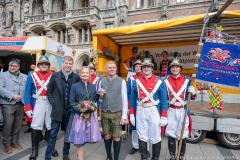 Muenchen,  am Marienplatz, das neue Prinzenpaar der Wuermesia Daniela II. und Miro der I. mit dem Buergermeister Dominik Krause und der Stadtwache