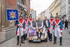 Muenchen,  am Marienplatz, das neue Prinzenpaar der Wuermesia Daniela II. und Miro der I. mit der Stadtwache