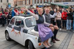 Muenchen,  am Marienplatz, das neue Prinzenpaar der Wuermesia Daniela II. und Miro der I. mit der Stadtwache