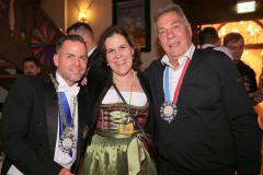 Christian Schöttl, Verena Dietl, Günter Bretz (von li. nach re.), Ramba Zamba, Ball vom Bayerischen Landesverband der Marktkaufleute und Schausteller im Augustiner Stammhaus in München 2023