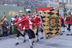 Der letzte Schäfflertanz vor der Herberge Augustiner Stammhaus in der Fußgängerzone in München 2022