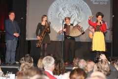 Helmut Schleich, Großstadtboazn, Traudi Siferlinger (von li. nach re.), Sigi Sommer Taler  Kunstpreis an Helmut Schleich im Wirtshaus im Schlachthof in München 2018