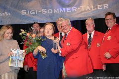 Marianne Sägebrecht und Günther Grauer (Mitte), Sigi Sommer Taler an Marianne Sägebrecht (2020) und Chris Böttcher (2022) im Wirtshaus im Schlachthof in München 2022