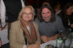 Yvonne Heckl und Roland Hefter, Sigi Sommer Taler an Marianne Sägebrecht (2020) und Chris Böttcher (2022) im Wirtshaus im Schlachthof in München 2022