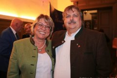 Brigitte und Frank Ebeling mit Frau, Sigi Sommer Taler an Marianne Sägebrecht (2020) und Chris Böttcher (2022) im Wirtshaus im Schlachthof in München 2022