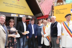 Petra Reiter (2. von li.), Dieter Reiter (3. von li.I), Franz Xaver Peteranderl  (2. von re.), Handwerkerdorf am Odeonsplatz beim Stadtgründungsfest in München 2019