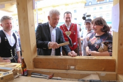 Dieter Reiter, Claudius Wolfrum, Petra Reiter (von li. nach re), Handwerkerdorf am Odeonsplatz beim Stadtgründungsfest in München 2019