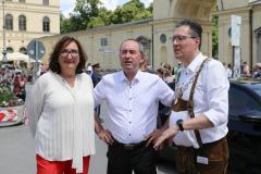 Hubert Aiwanger (Mitte), Claudius Wolfrum (re.), Handwerkerdorf am Stadtgründungsfest am Odeonsplatz in München 2023