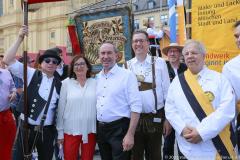 Hubert Aiwanger(3. von li.), Claudius Wolfrum (2. von re.), Handwerkerdorf am Stadtgründungsfest am Odeonsplatz in München 2023