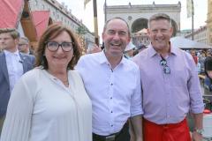 Hubert Aiwanger (Mitte), Andreas Gassner (re.), Handwerkerdorf am Stadtgründungsfest am Odeonsplatz in München 2023