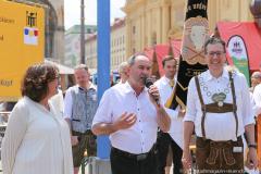 Hubert Aiwanger (Mitte), Claudius Wolfrum (re.), Handwerkerdorf am Stadtgründungsfest am Odeonsplatz in München 2023