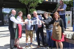 Oliver Poeschel (li.),  Caroline Eckart (2. von li.), Dr. Axel Munz (3. von li.), Karl-Heinz Zenger (3. von re.), Verena Dietl (re.), Trachtival im Werksviertel hinter dem Ostbahnhof in München 2021