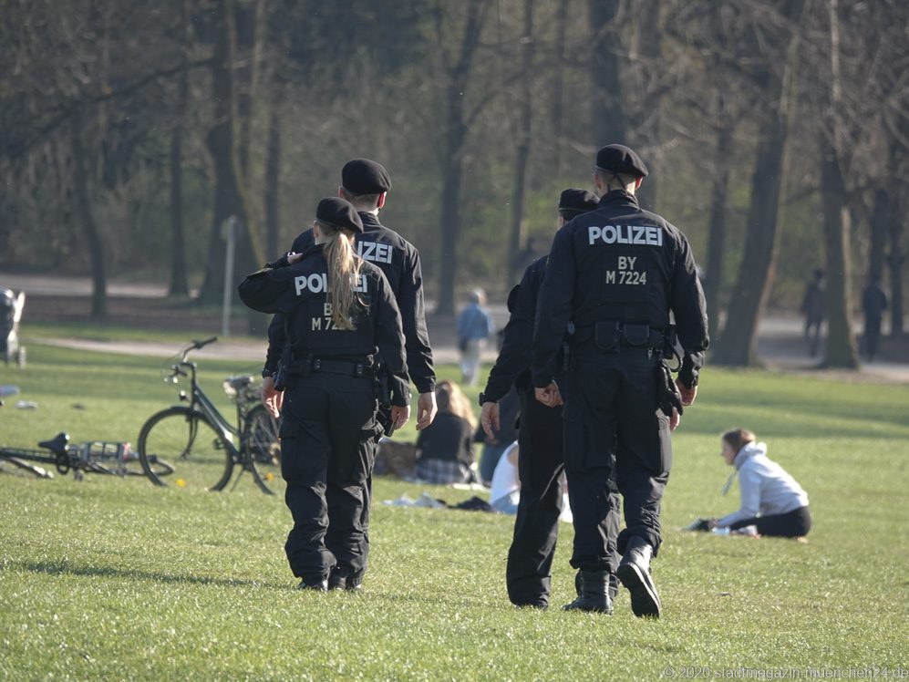 München Coronaparty im Englischen Garten Polizei räumt