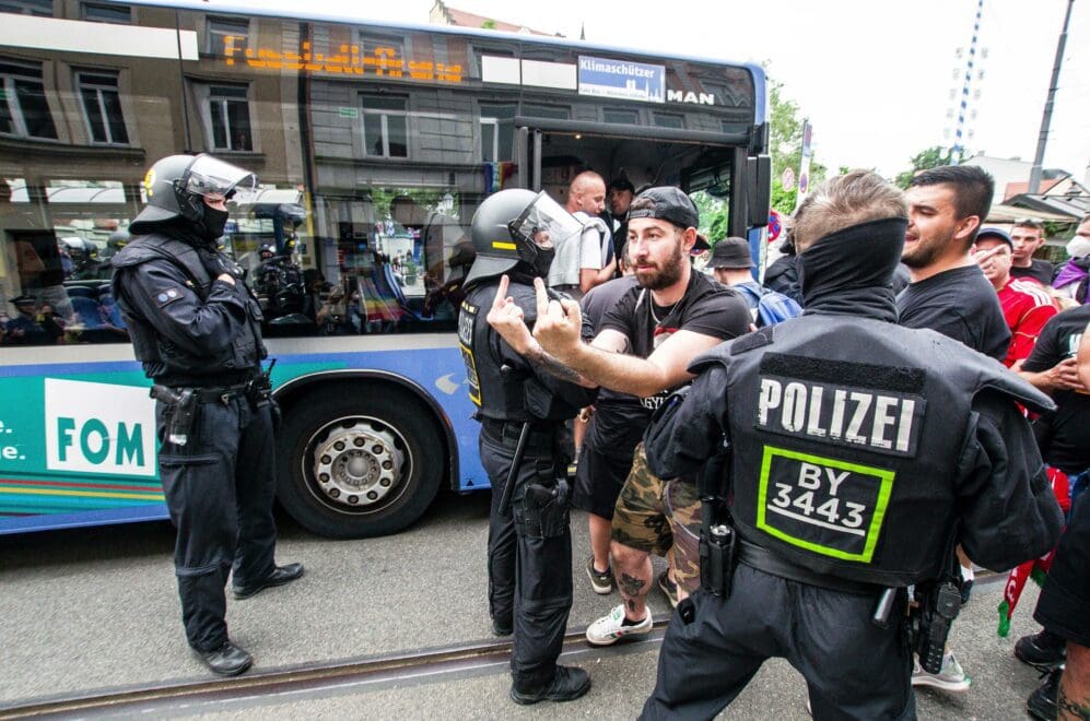 Arena München: Polizei Verhindert Sturm Ungarischer Neonazi Hooligans ...